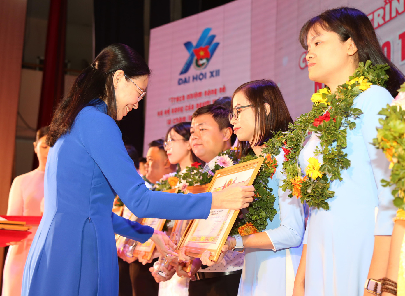 Bí thư Thành Đoàn TPHCM Phan Thị Thanh Phương khen thưởng các thầy cô giáo hết mình vì sự nghiệp trồng người. Bí thư Thành Đoàn TPHCM Phan Thị Thanh Phương khen thưởng các thầy cô giáo hết mình vì sự nghiệp trồng người.