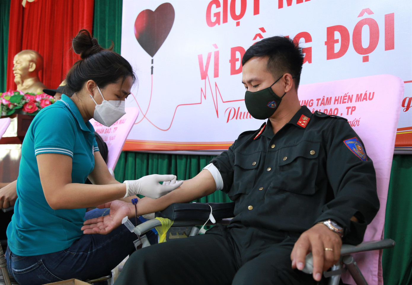Thượng úy Đinh Quốc Khánh, Phó Bí thư Đoàn Thanh niên Bộ Tư lệnh Cảnh sát cơ động, Bí thư Đoàn Thanh niên Trung đoàn CSCĐ Đông Nam TPHCM đã hiến máu được khoảng 20 lần. Bắt đầu từ năm 2009, anh Khánh đều đặn hiến từ 2-3 lần/ năm.