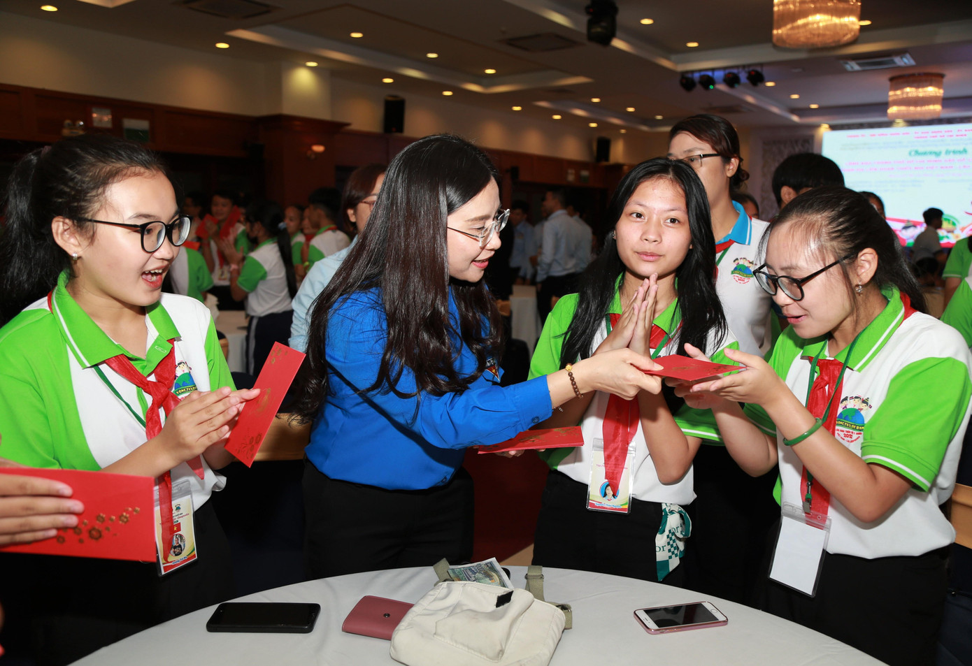 Bí thư Trung ương Đoàn Nguyễn Phạm Duy Trang trao quà cho các em thiếu nhi. Bí thư Trung ương Đoàn Nguyễn Phạm Duy Trang trao quà cho các em thiếu nhi.