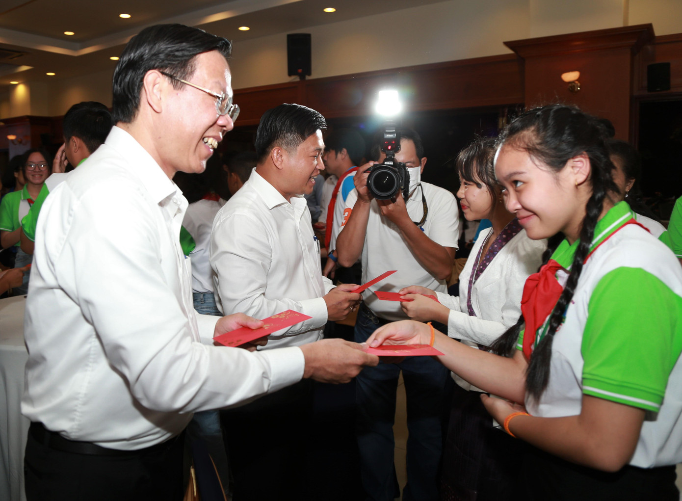 Lãnh đạo TPHCM gửi quà mừng cho các bạn nhỏ ba nước. Lãnh đạo TPHCM gửi quà mừng cho các bạn nhỏ ba nước.