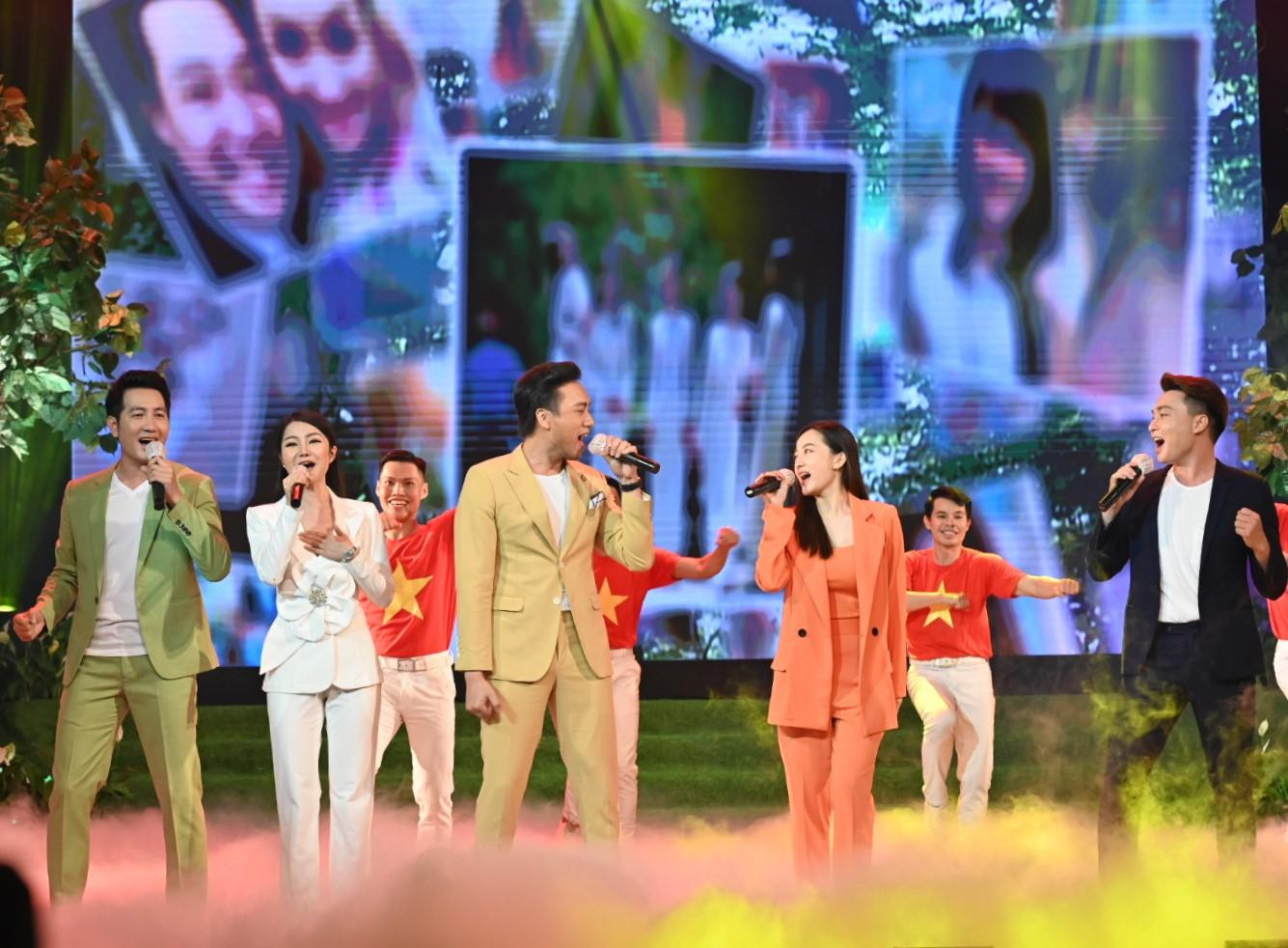 Liên khúc "Bao la những trái tim hồng - Đến những nơi đang cần chúng ta" với màn phối hợp của các giọng ca trẻ Nguyễn Phi Hùng - Đăng Nguyên - Thùy Trinh - Dương Quốc Hưng - Ngọc Kayla