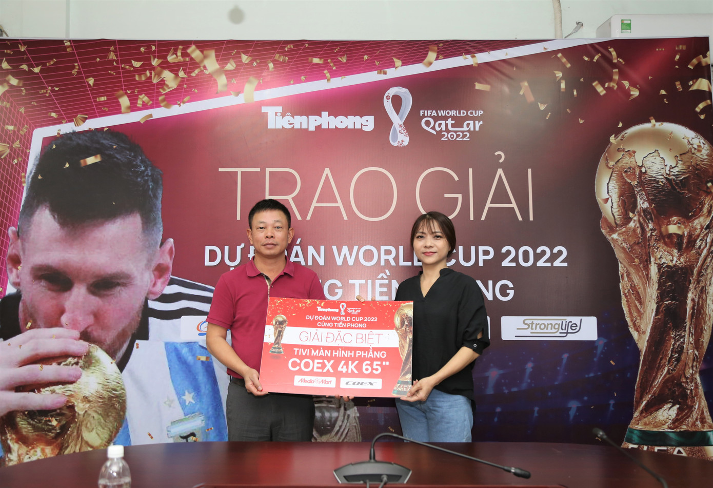 Nhà báo Phùng Công Sưởng trao giải thưởng giá trị nhất dành cho chị Thái Tú Phương.