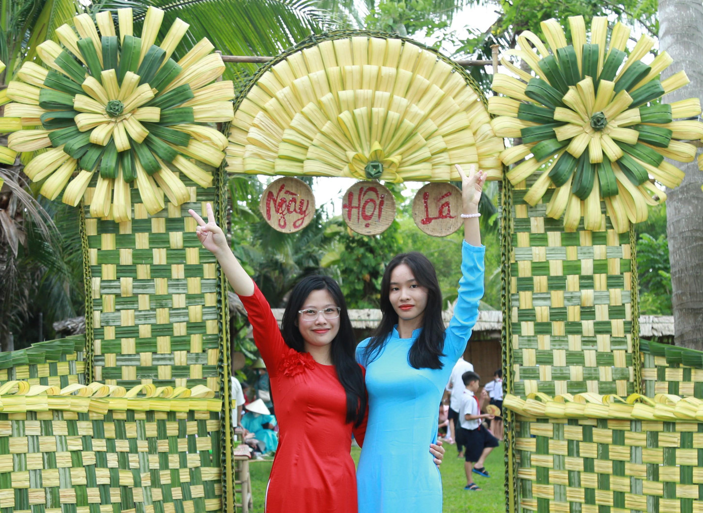 Đôi bạn Thanh Thảo và Nhã Trúc (sinh viên Trường Đại học Văn hóa TPHCM) gắn bó với những hoạt động văn hóa truyền thống tại Bảo tàng Áo dài.