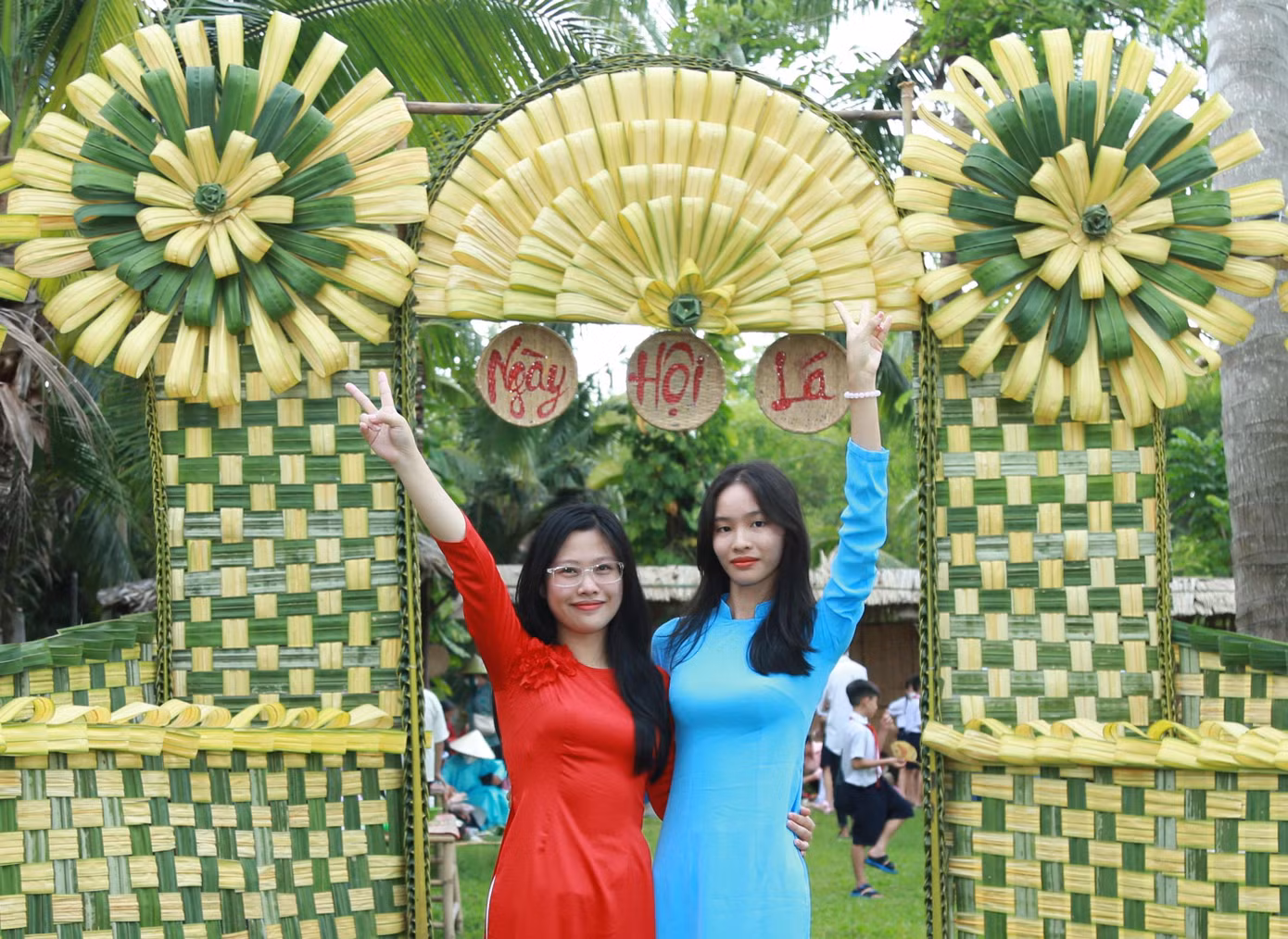 Đôi bạn Thanh Thảo và Nhã Trúc (sinh viên Trường Đại học Văn hóa TPHCM) gắn bó với những hoạt động văn hóa truyền thống tại Bảo tàng Áo dài. Đôi bạn Thanh Thảo và Nhã Trúc (sinh viên Trường Đại học Văn hóa TPHCM) gắn bó với những hoạt động văn hóa truyền thống tại Bảo tàng Áo dài.