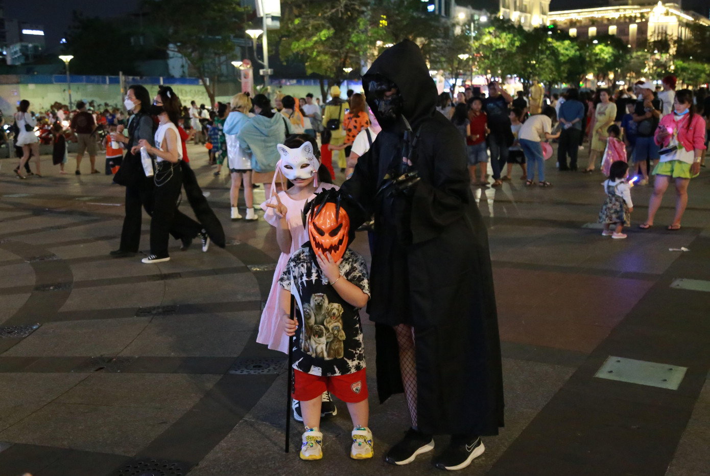 Đông đúc người dân vui chơi Halloween tại Phố đi bộ Nguyễn Huệ. Ảnh: Ngô Tùng