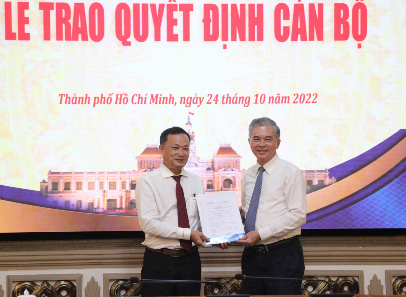 Lãnh đạo UBND TPHCM trao quyết định cho ông Huỳnh Văn Phùng (bìa trái).