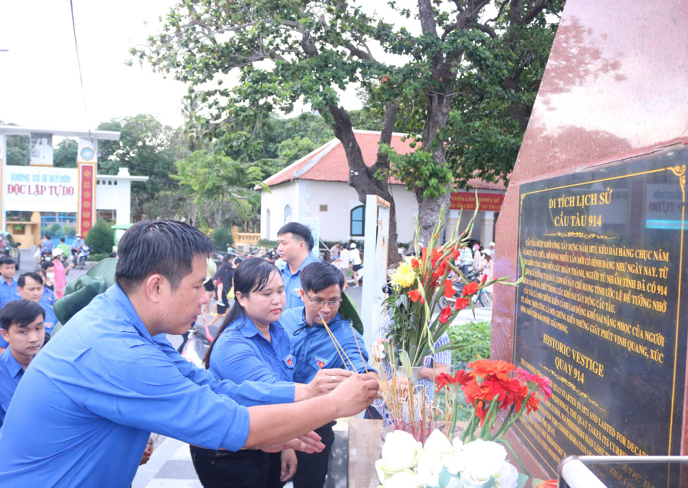 Thế hệ trẻ cùng dâng hương tại Bia di tích Cầu tàu 914 tưởng nhớ các bậc tiền nhân đã hy sinh. Thế hệ trẻ cùng dâng hương tại Bia di tích Cầu tàu 914 tưởng nhớ các bậc tiền nhân đã hy sinh.