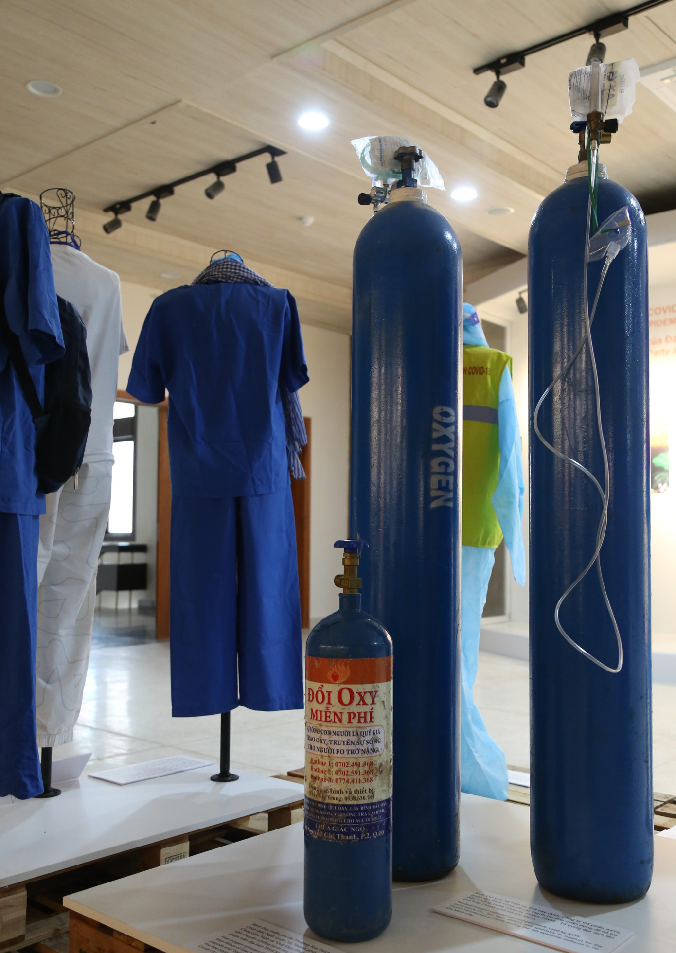 Những chiếc bình oxy trở thành một phần của lịch sử chống dich. Ngay khi dịch bệnh bùng phát, các trạm oxy y tế lần lượt ra đời, trở thành cứu cánh cho bao người trong giây phút sinh tử. Cũng từ đây, không quản ngại gian lao, nhiều bạn trẻ đã nhiệt tình ôm bình oxy đến tiếp tế cho những bệnh nhân COVID-19.