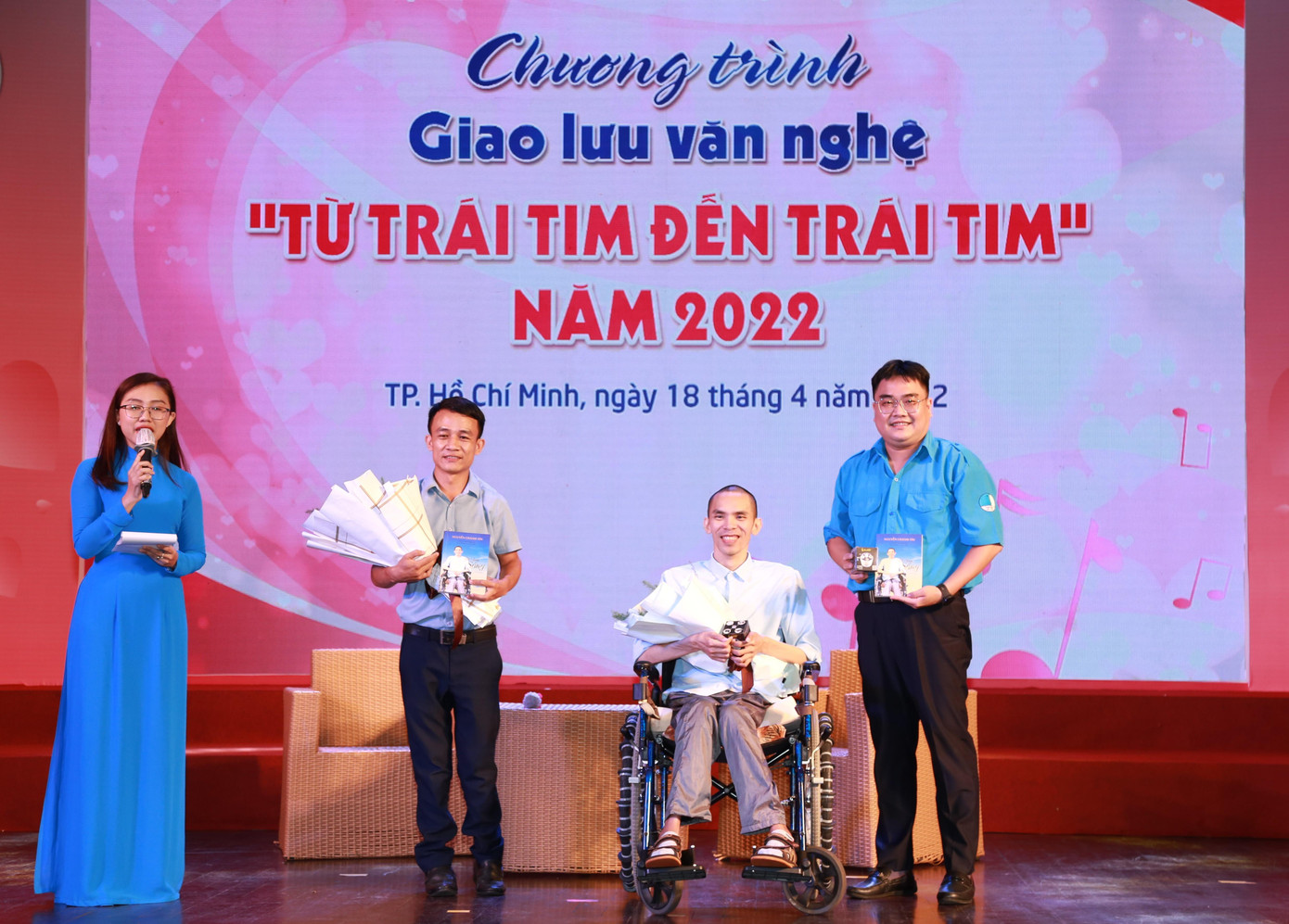 Anh Ngô Minh Hải (bìa phải), Phó Bí thư Thường trực Thành Đoàn, Chủ tịch Hội LHTN Việt Nam TPHCM tặng hoa cám ơn các nhân vật chia sẻ câu chuyện phấn đấu trong chương trình.