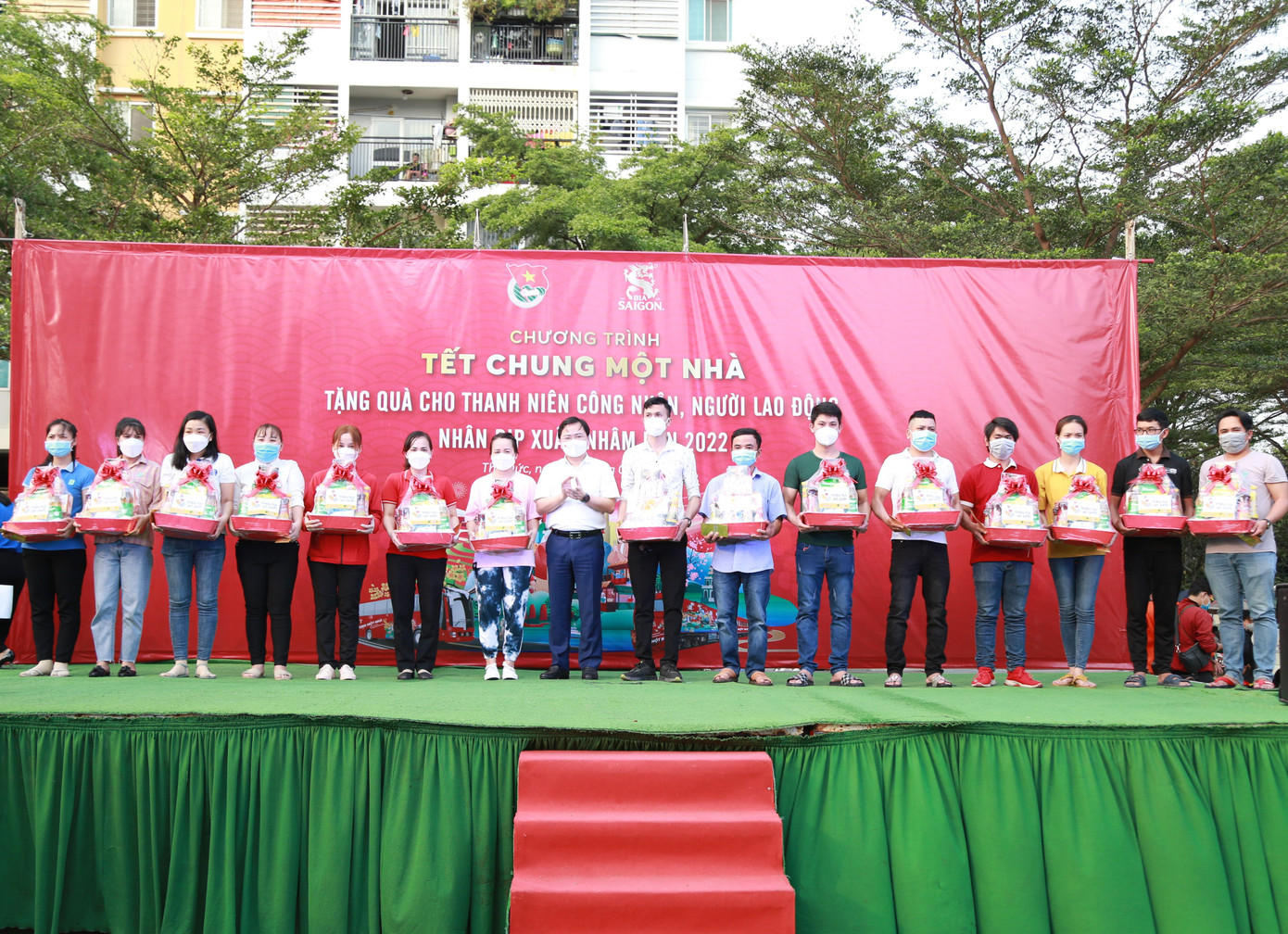 Người lao động đón nhận phần quà trong khuôn khổ chương trình "Tết chung một nhà".