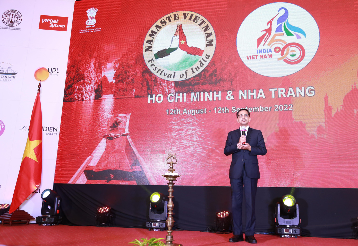 Đại sứ Ấn Độ tại Việt Nam Pranay Verma phát biểu khai mạc lễ hội. Ảnh: Ngô Tùng