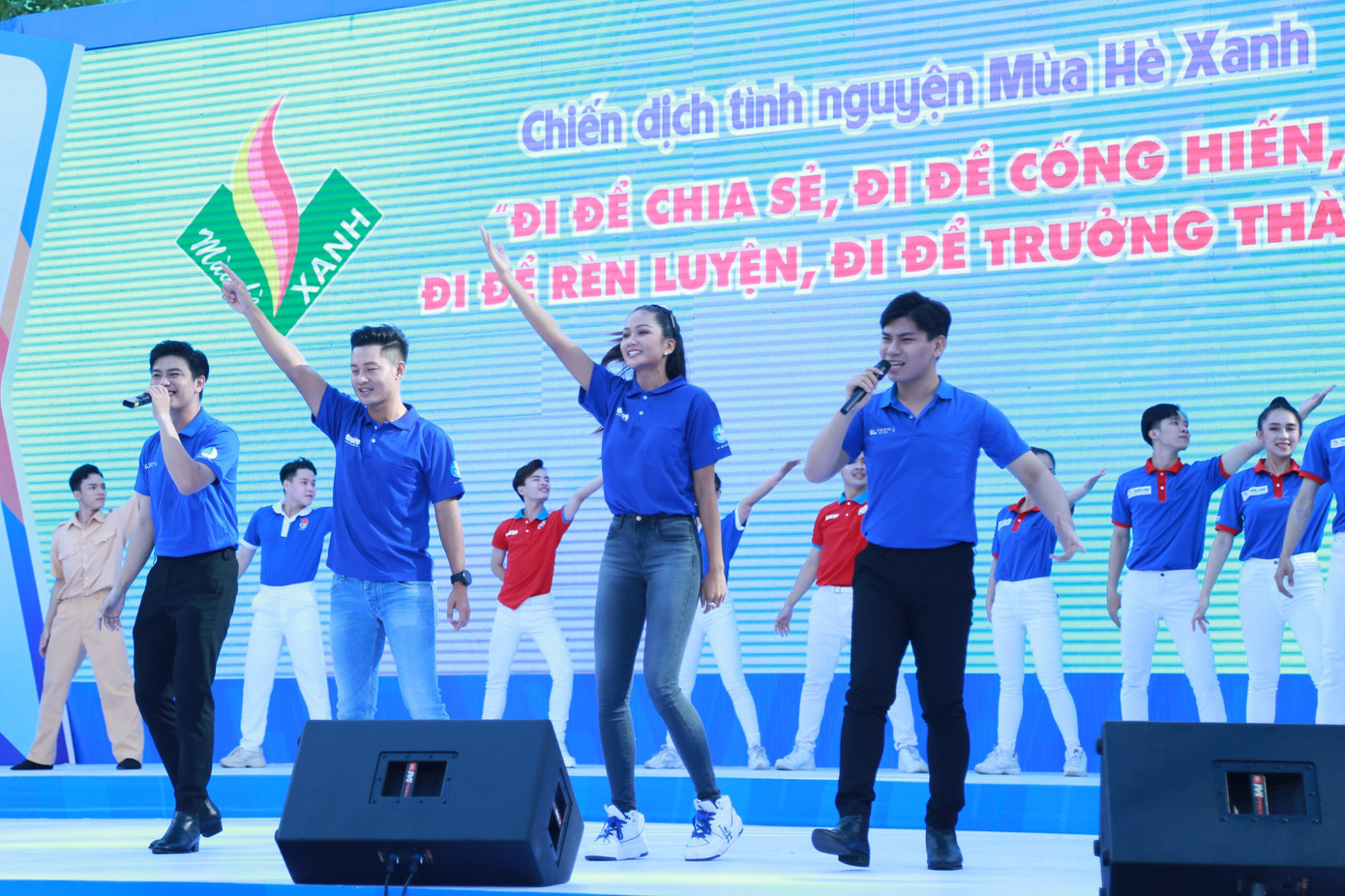 Là nghệ sĩ đồng hành thân thuộc với tuổi trẻ TPHCM trong nhiều hoạt động cộng đồng, Hoa hậu H&apos;Hen Niê đã đem đến nguồn năng lượng tươi trẻ, xung kích qua từng phần việc mà cô tham gia. Năm nay, nàng hậu Đắk Lắk tiếp tục xuất hiện trong vai trò đại sứ của chiến dịch Mùa hè xanh - mái nhà tình nguyện từng truyền cảm hứng và nuôi dưỡng tình yêu thiện nguyện trong cô suốt thời gian qua.