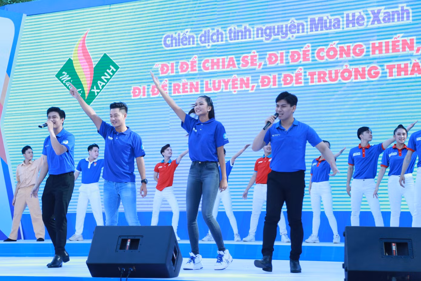 Là nghệ sĩ đồng hành thân thuộc với tuổi trẻ TPHCM trong nhiều hoạt động cộng đồng, Hoa hậu H'Hen Niê đã đem đến nguồn năng lượng tươi trẻ, xung kích qua từng phần việc mà cô tham gia. Năm nay, nàng hậu Đắk Lắk tiếp tục xuất hiện trong vai trò đại sứ của chiến dịch Mùa hè xanh - mái nhà tình nguyện từng truyền cảm hứng và nuôi dưỡng tình yêu thiện nguyện trong cô suốt thời gian qua.