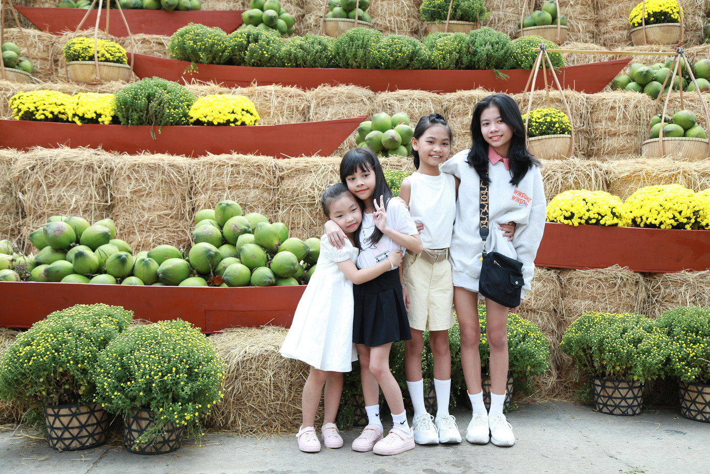 Bạn trẻ đến với không gian Tết cổ truyền, khoe sắc giữa 'rừng' mai vàng rực rỡ ảnh 5 Bạn trẻ đến với không gian Tết cổ truyền, khoe sắc giữa 'rừng' mai vàng rực rỡ ảnh 5