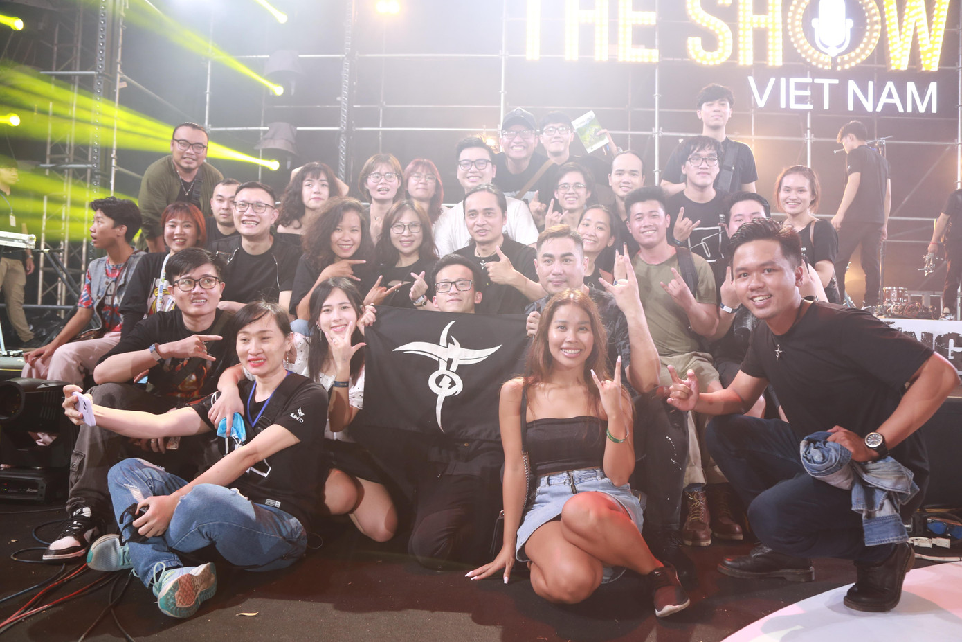 Là fan của ban nhạc Bức Tường 8 năm nay, Nghiêm Thu Hương và em trai cùng các thành viên trong FC Hà Nội đã bay vào TPHCM để trực tiếp xem các thần tượng trình diễn. "Lúc nào bọn mình cũng hạnh phúc khi nhìn thấy các anh biểu diễn trên sân khấu. Và tụi mình luôn mong show sẽ dài hơn, có nhiều những bài hát bất hủ hơn, được thấy chữ Bức Tường to hơn trên sân khấu", Thu Hương chia sẻ.