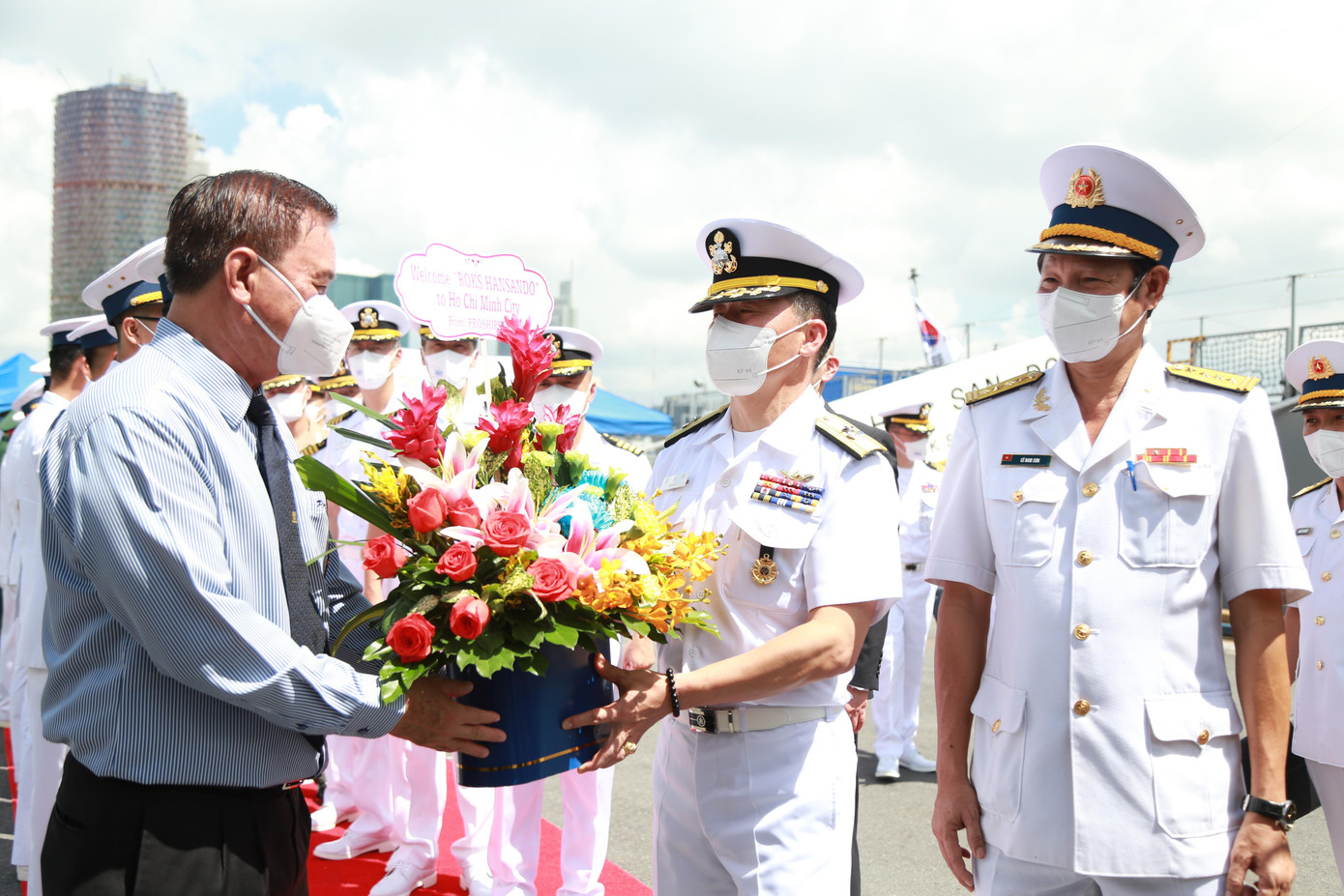 Nghi thức đón đoàn đại biểu tàu Roks Hansando tại cảng Sài Gòn.