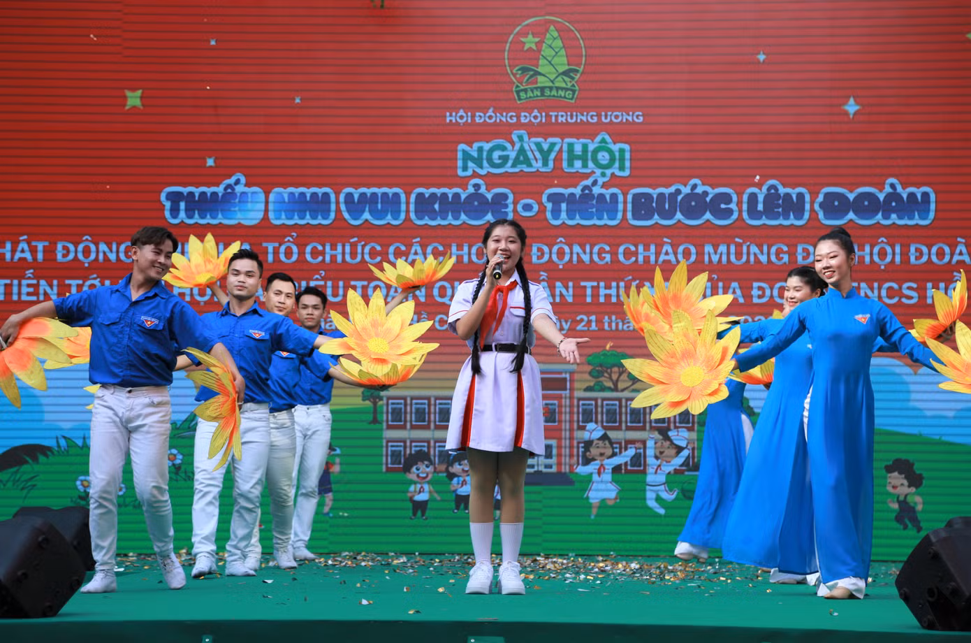 Những năm qua, Ngọc Giàu là "cây văn nghệ" quen thuộc khắp các chương trình của tổ chức Đoàn - Hội - Đội TPHCM Những năm qua, Ngọc Giàu là "cây văn nghệ" quen thuộc khắp các chương trình của tổ chức Đoàn - Hội - Đội TPHCM
