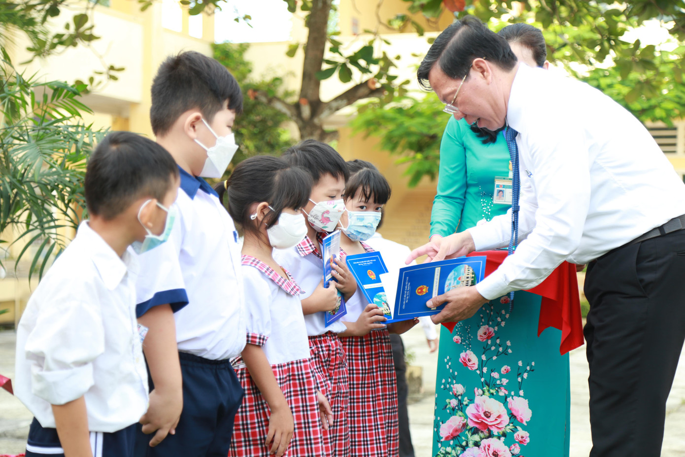 Chủ tịch UBND TPHCM Phan Văn Mãi tặng quà cho các em học sinh trong ngày khai giảng năm học mới.