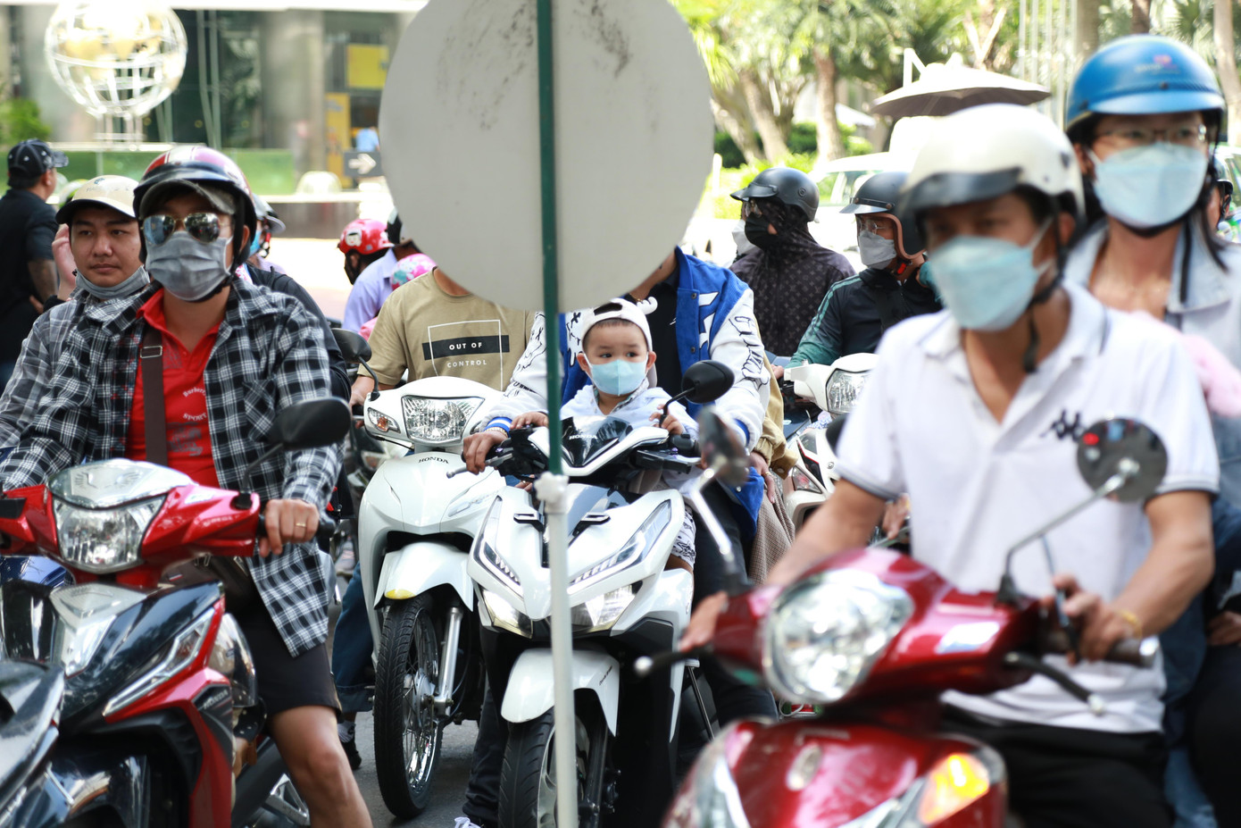 Khoảng 9 giờ sáng 31/7, rất đông người dân đổ về khu vực cổng chính Thảo Cầm Viên Sài Gòn (đường Lê Duẩn, quận 1, TPHCM) để chuẩn bị cho một ngày "hòa vào thiên nhiên" giữa không gian sinh sống của các loài động vật hoang dã, quý hiếm.