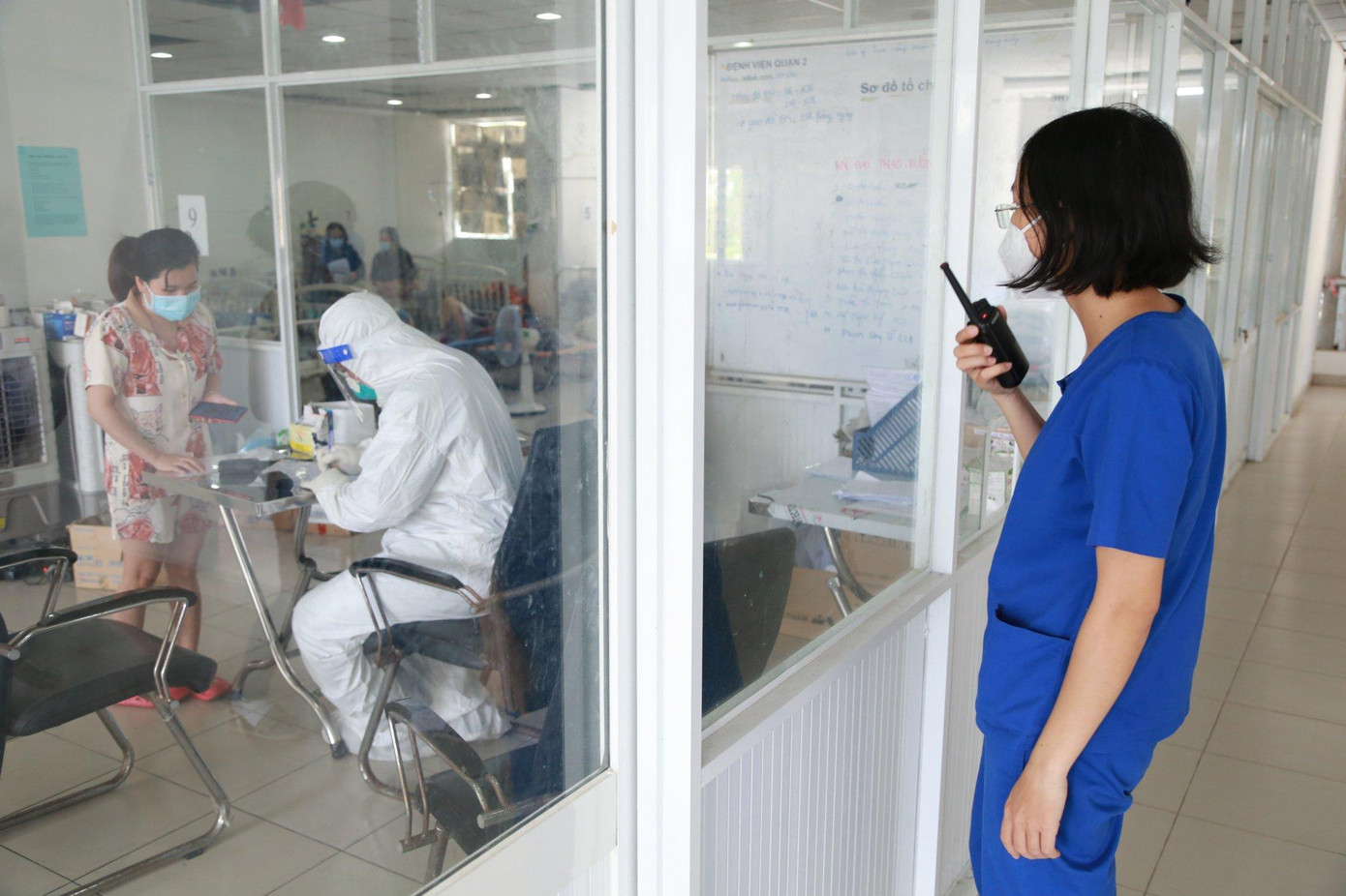 Nhiều cán bộ, nhân viên y tế nghỉ việc trong hai năm qua bởi chịu nhiều áp lực công việc. Ảnh minh họa: Ngô Tùng. Nhiều cán bộ, nhân viên y tế nghỉ việc trong hai năm qua bởi chịu nhiều áp lực công việc. Ảnh minh họa: Ngô Tùng.