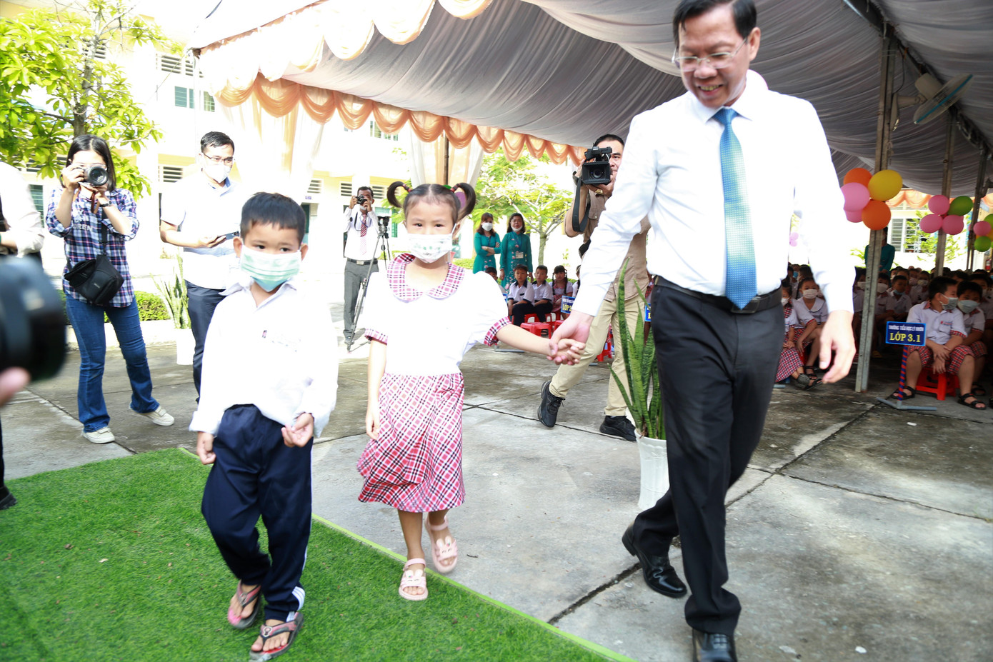 Tại buổi lễ, Chủ tịch UBND TPHCM Phan Văn Mãi mời các em học sinh lớp 1 lên cùng thực hiện nghi thức đánh trống khai trường.