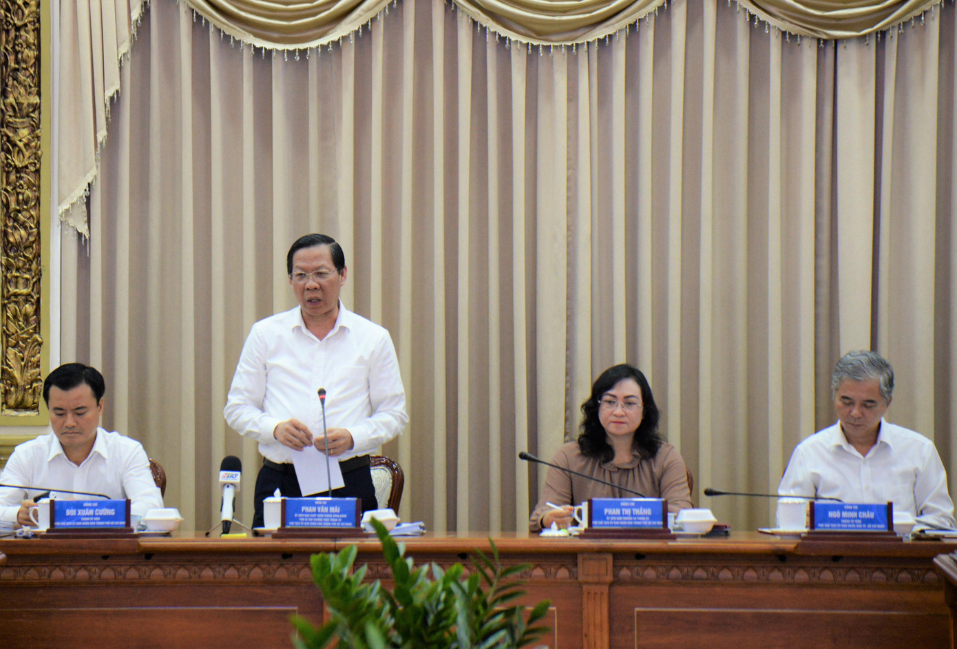 Chủ tịch Phan Văn Mãi trao đổi tại phiên họp. Chủ tịch Phan Văn Mãi trao đổi tại phiên họp.
