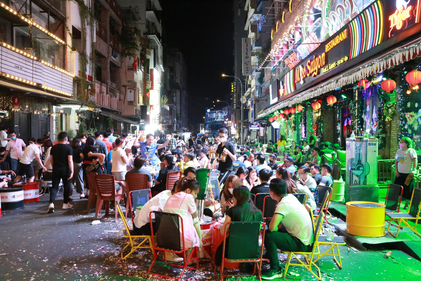 Không khí cuồng nhiệt tại phố Bùi Viện vẫn không giảm bớt khi đã hơn 1 giờ sáng.