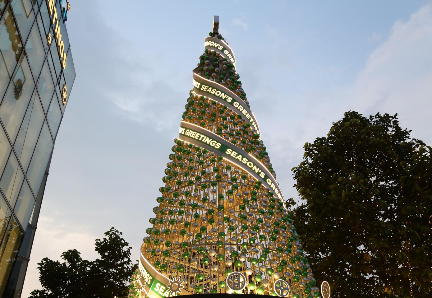 Một trong những địa điểm duy trì không khí lễ hội Noel rộn ràng qua nhiều năm là trung tâm thương mại Saigon Centre (phường Bến Nghé, quận 1). Trung tâm bài trí loạt vật phẩm bắt mắt như cây thông Noel với hàng trăm quả châu đính bên trên, cùng với các hình nộm ông già Noel, quả chuông, hộp quà... sang trọng.