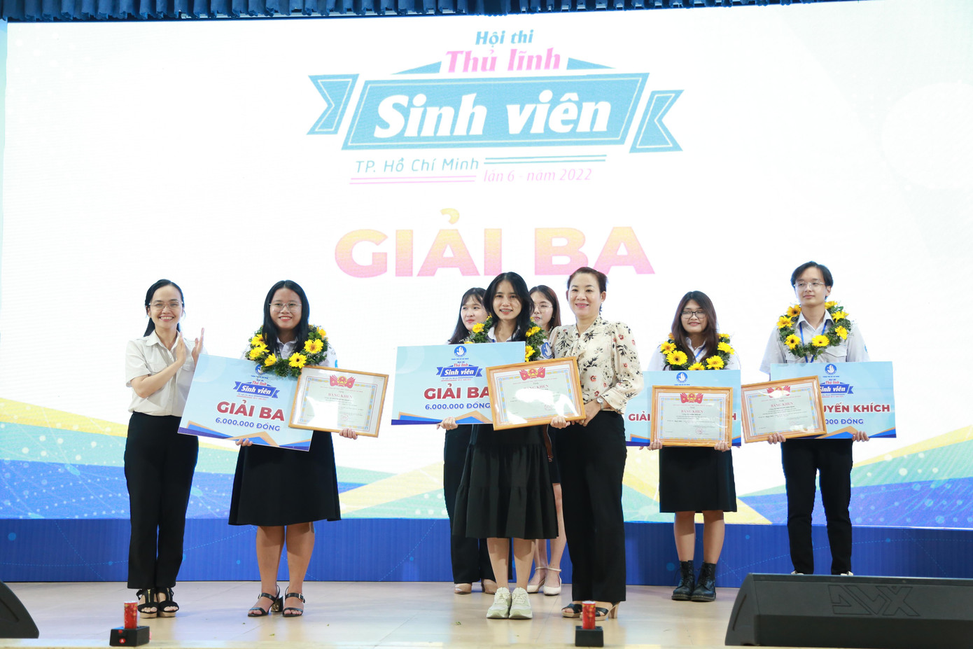 Trang Nhã và Kim Hoa cùng nhận giải Ba. Trang Nhã và Kim Hoa cùng nhận giải Ba.