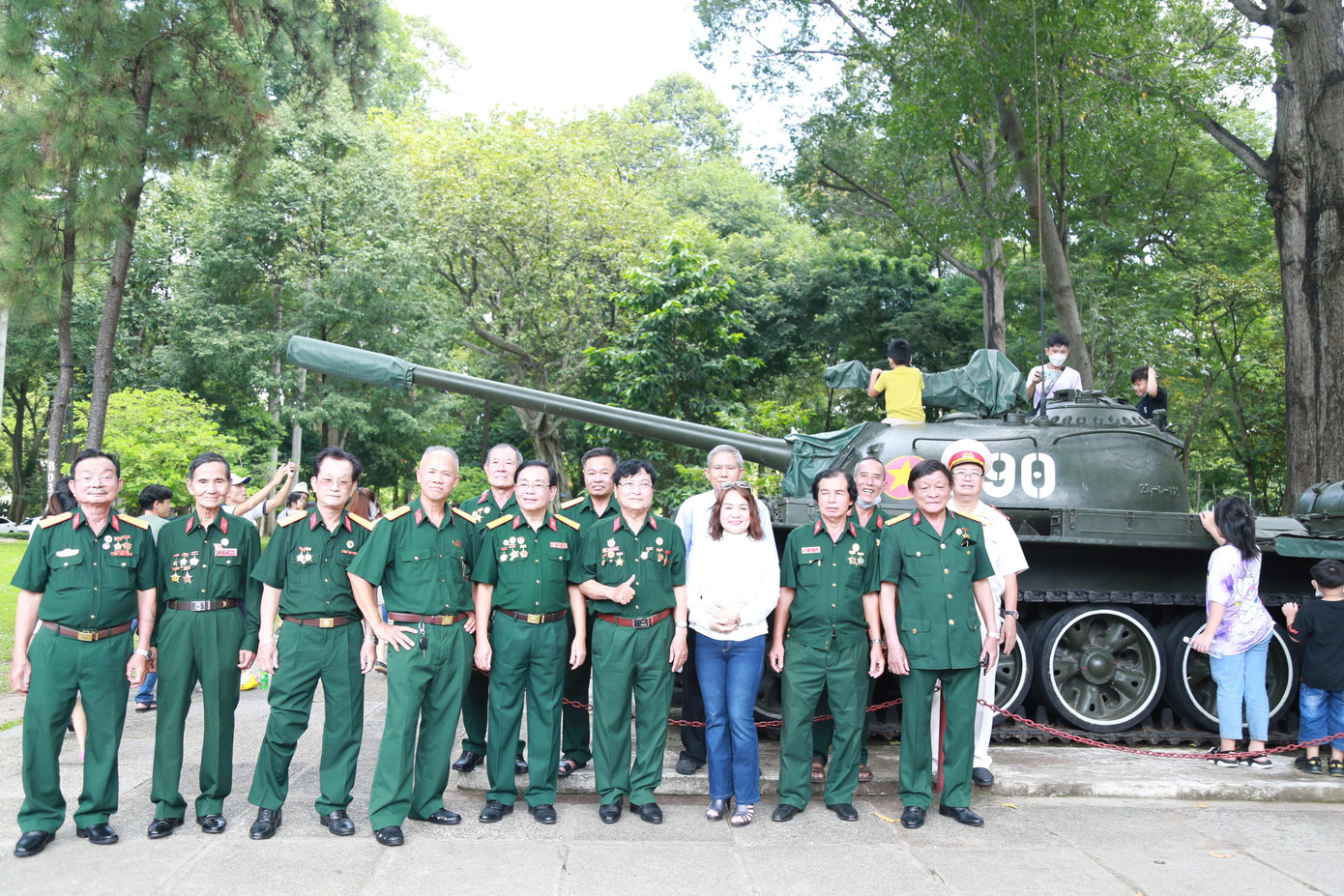 Ông Hợp (người đứng ở bìa phải, hàng đầu) cùng đồng đội chụp ảnh bên chiếc xe tăng năm nào làm nên chiến thắng ngày 30/4 lịch sử của dân tộc. Ảnh: Ngô Tùng Ông Hợp (người đứng ở bìa phải, hàng đầu) cùng đồng đội chụp ảnh bên chiếc xe tăng năm nào làm nên chiến thắng ngày 30/4 lịch sử của dân tộc. Ảnh: Ngô Tùng
