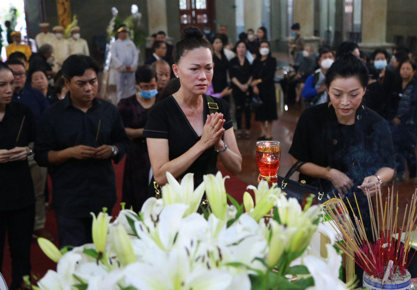 Đồng nghiệp, bạn hữu tiếc nhớ "Người đẹp Bình Dương" trong lễ truy điệu bà.