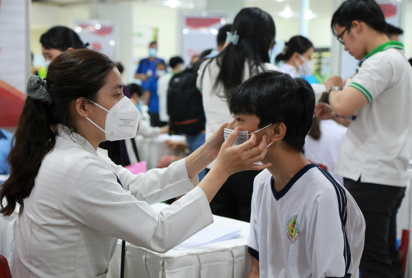 Các bác sĩ thực hiện khám sàng lọc cho tất cả các em.