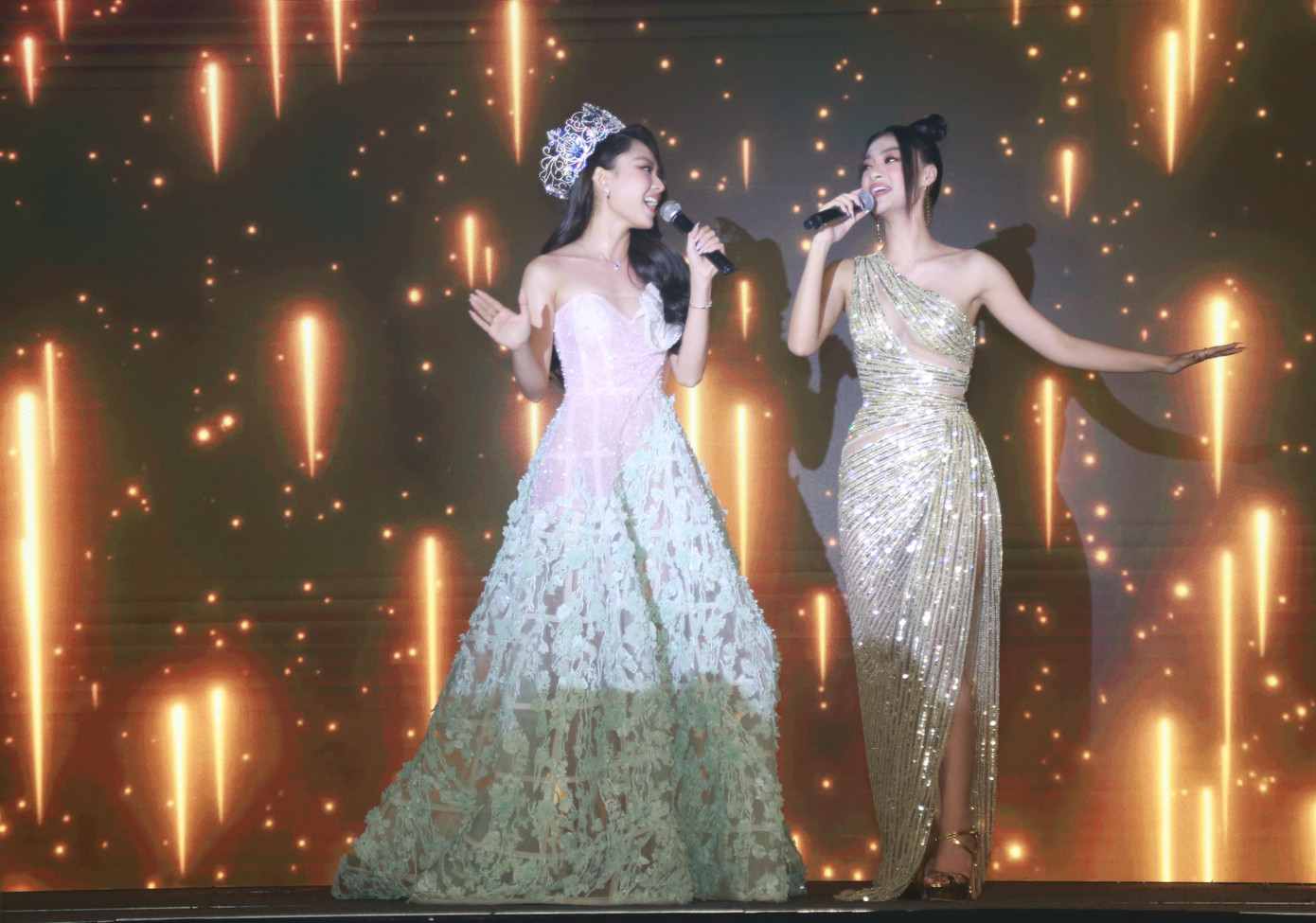 Hoa hậu Thế giới Việt Nam 2022 Huỳnh Nguyễn Mai Phương hòa giọng ngọt ngào ca khúc "Give me a chance" cùng Á hậu - ca sĩ Lona Kiều Loan.