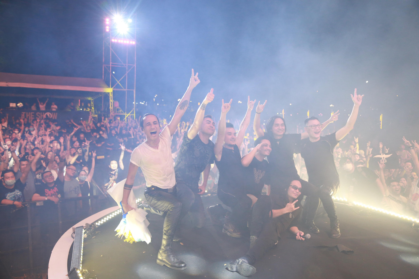 Các nghệ sĩ "xõa" cùng khán giả trong những khoảnh khắc cuối của live concert.