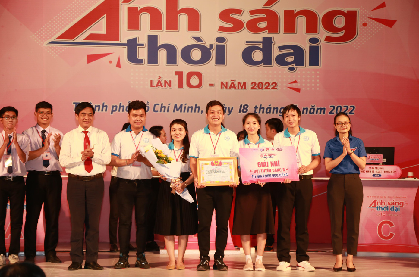 Đội thi Đại học Kinh tế - Luật (ĐHQG TPHCM) nhận giải Nhì. Đội thi Đại học Kinh tế - Luật (ĐHQG TPHCM) nhận giải Nhì.