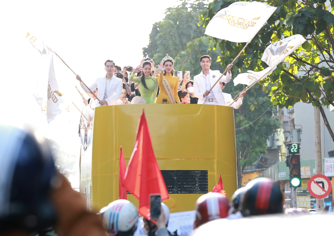 Đi cùng Hoa hậu Thùy Tiên là bà Phạm Kim Dung, Tổng giám đốc Công ty Sen Vàng.