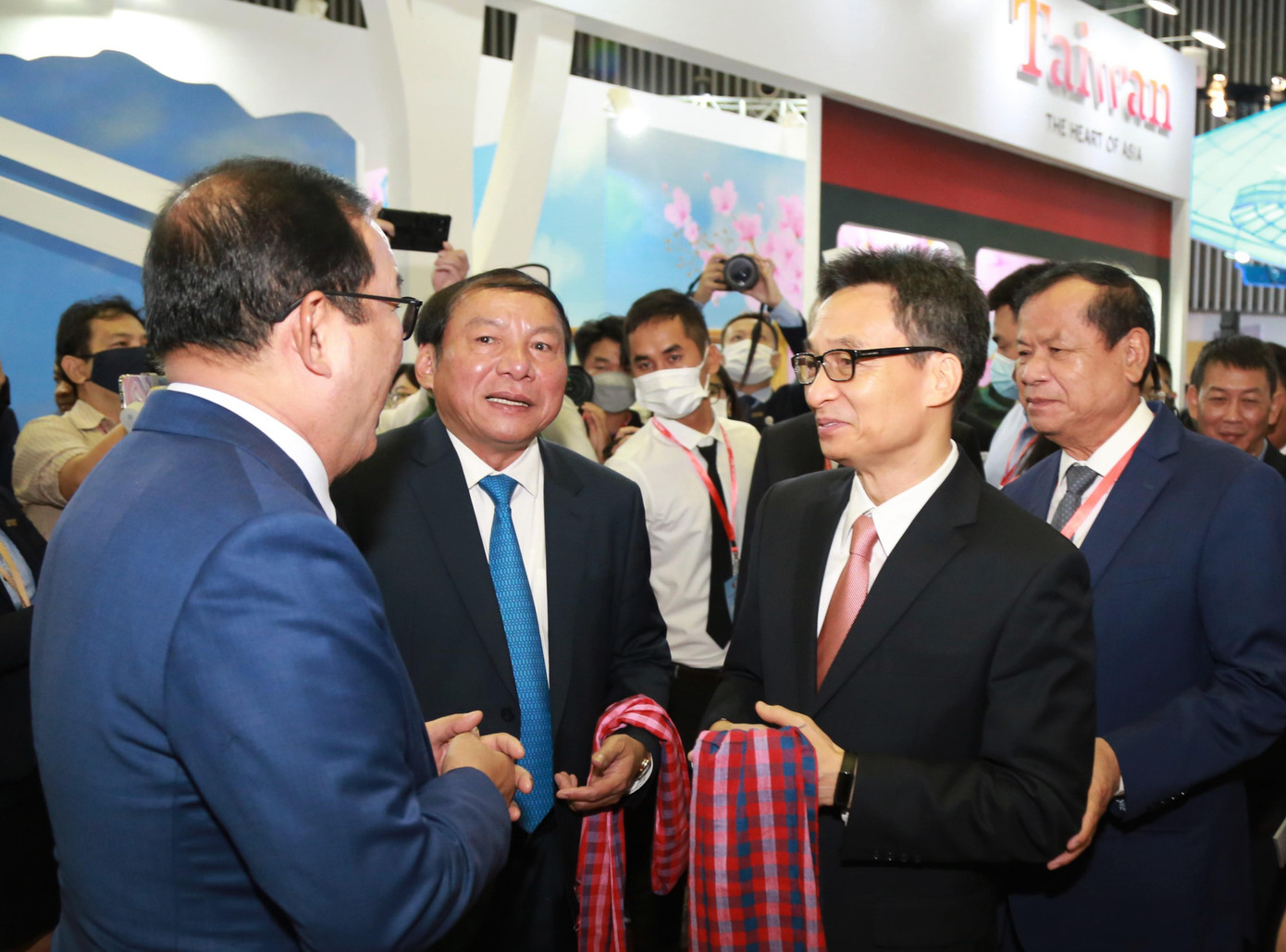 Phó Thủ tướng Vũ Đức Đam cùng các đại biểu tham quan các gian hàng triển lãm tại hội chợ. Phó Thủ tướng Vũ Đức Đam cùng các đại biểu tham quan các gian hàng triển lãm tại hội chợ.