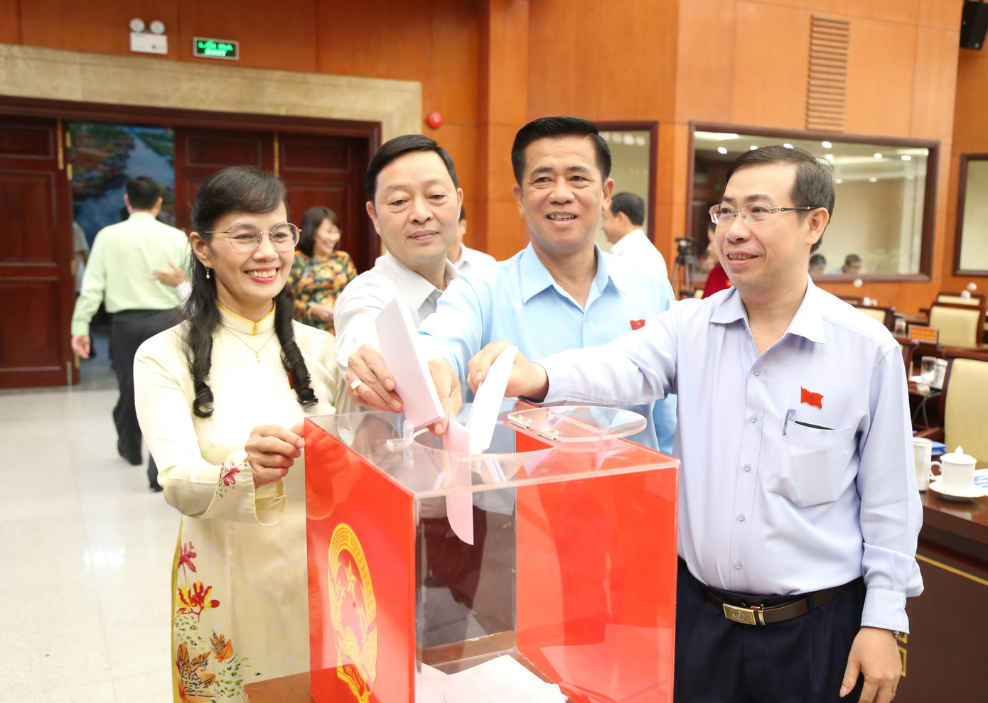 Đại biểu HĐND TPHCM bỏ phiếu bầu các ủy viên UBND thành phố. Ảnh: Ngô Tùng Đại biểu HĐND TPHCM bỏ phiếu bầu các ủy viên UBND thành phố. Ảnh: Ngô Tùng