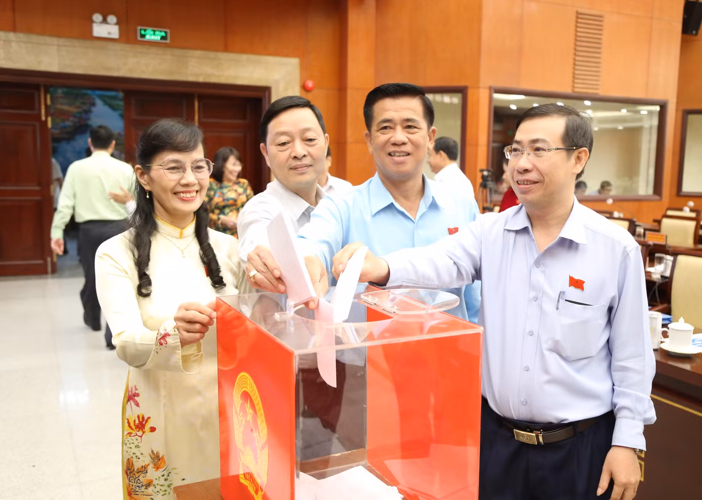 Đại biểu HĐND TPHCM bỏ phiếu bầu các ủy viên UBND thành phố. Ảnh: Ngô Tùng