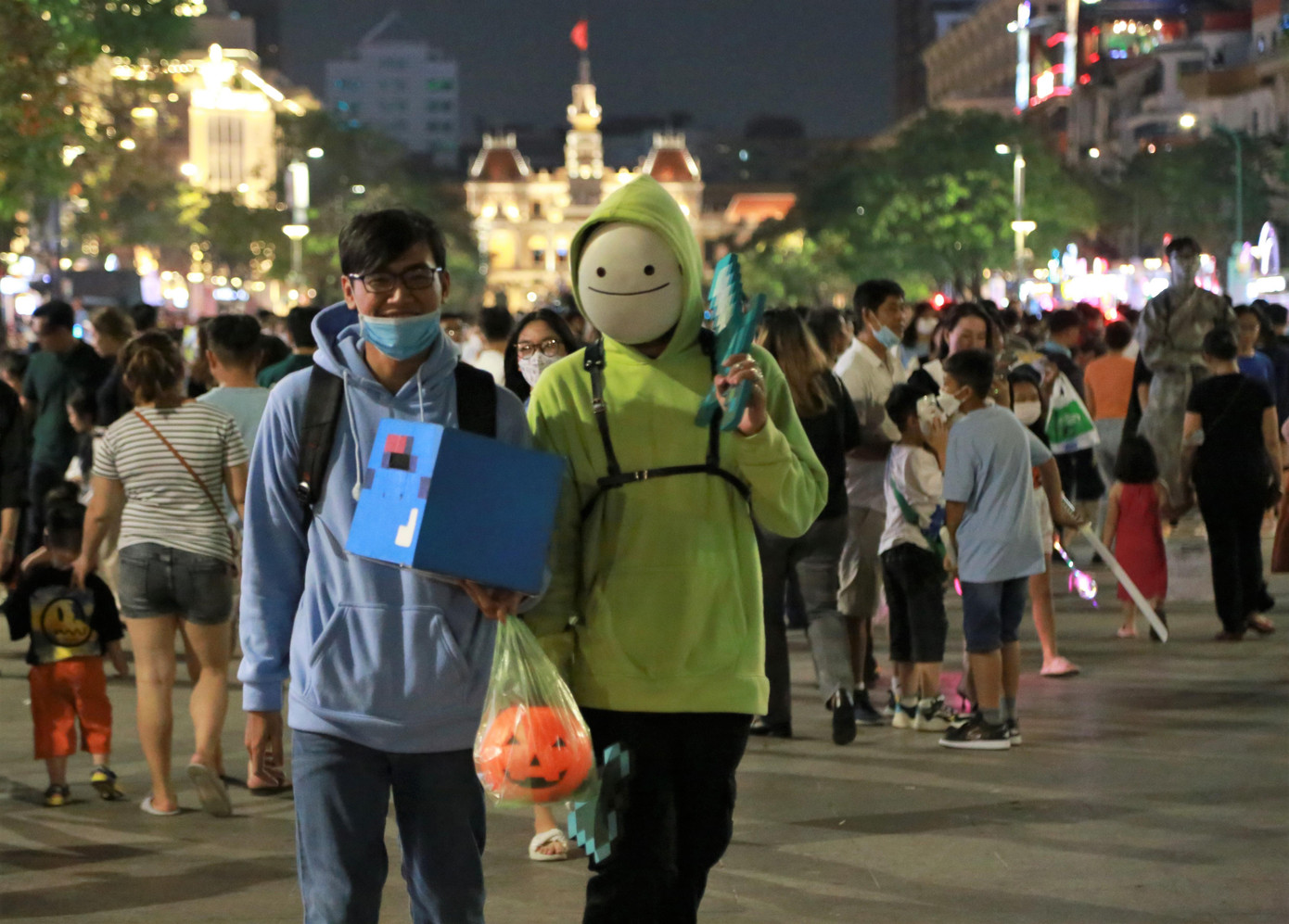 Bạn nam trong tạo hình hóa trang lạ mắt. Bạn nam trong tạo hình hóa trang lạ mắt.