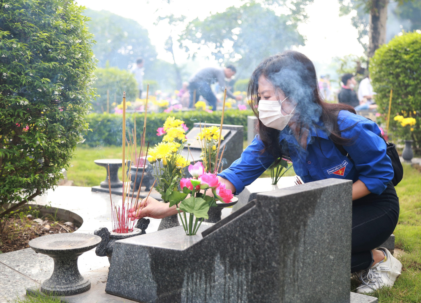 Chị Lâm Mỹ Linh - Ủy viên Ban Chấp hành Chi đoàn Ban Quản lý Dự án xây dựng (Đoàn Cơ quan ĐHQG TPHCM) - thành kính thắp hương trước các mộ phần liệt sĩ.