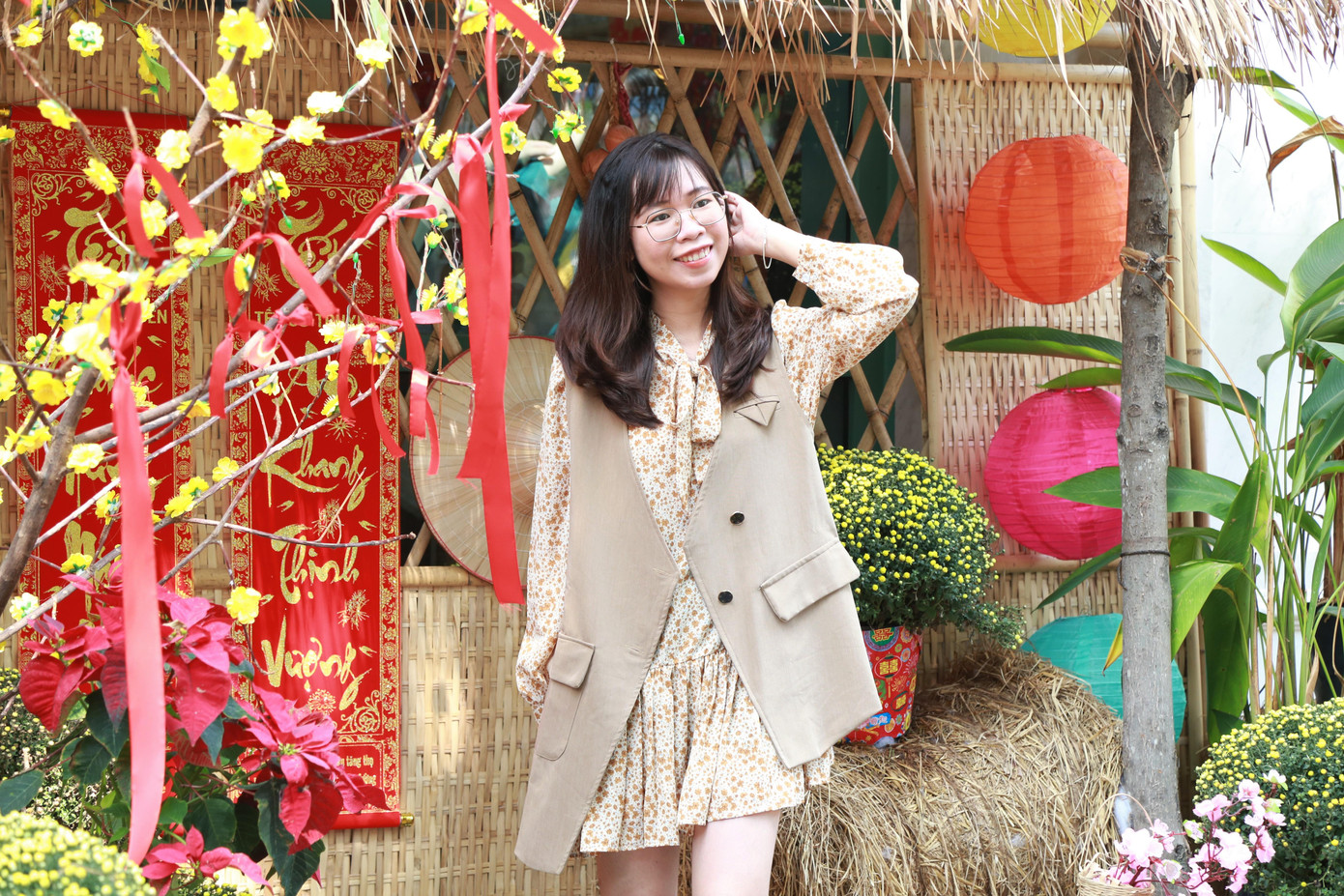 Bạn trẻ tươi tắn tạo dáng chụp ảnh đón Tết.