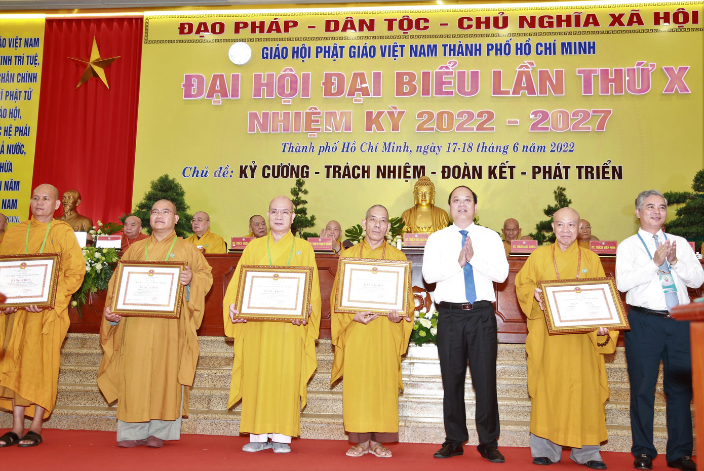 Nhiều tập thể, cá nhân thuộc Giáo hội Phật giáo Việt Nam (GHPGVN) TPHCM vinh dự đón nhận các khen thưởng.