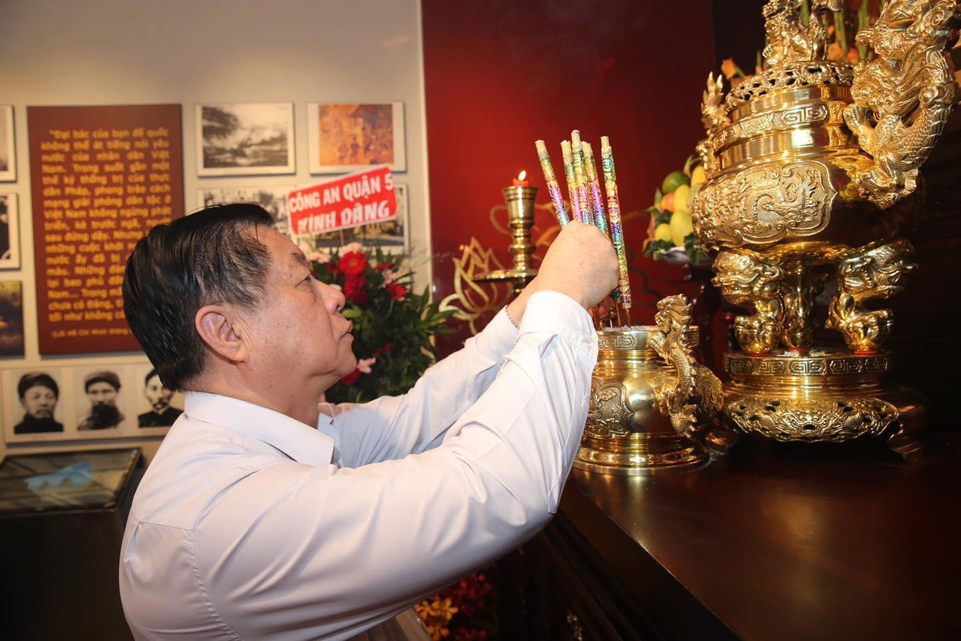 Trưởng ban Tuyên giáo Trung ương Nguyễn Trọng Nghĩa dâng hương tưởng nhớ Chủ tịch Hồ Chí Minh.