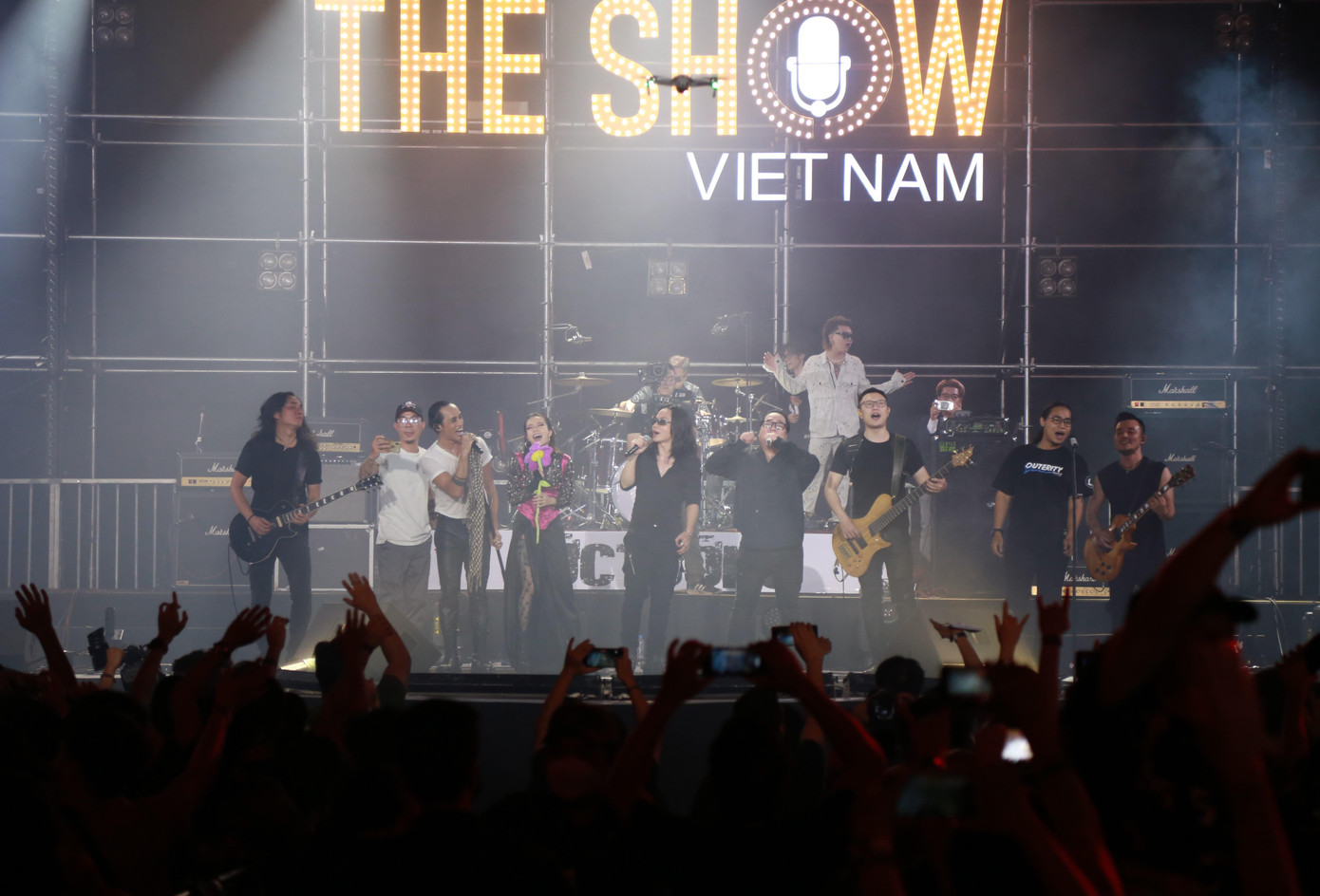 Live concert khép lại với ca khúc chủ đề "Đường đến ngày vinh quang".