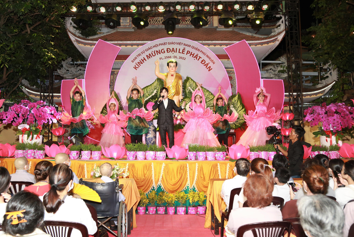 Sau nghi thức khai kinh, tắm Phật và thắp sáng các đóa sen, chương trình văn nghệ chào mừng Đại lễ Phật đản diễn ra với các ca khúc hướng về Đức Phật, về lòng hướng thiện lần lượt cất lên.