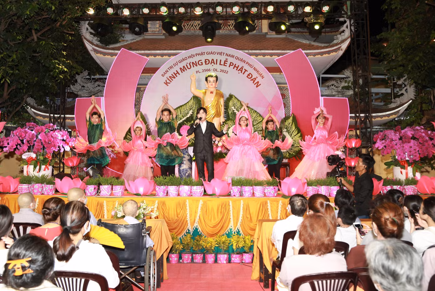 Sau nghi thức khai kinh, tắm Phật và thắp sáng các đóa sen, chương trình văn nghệ chào mừng Đại lễ Phật đản diễn ra với các ca khúc hướng về Đức Phật, về lòng hướng thiện lần lượt cất lên.