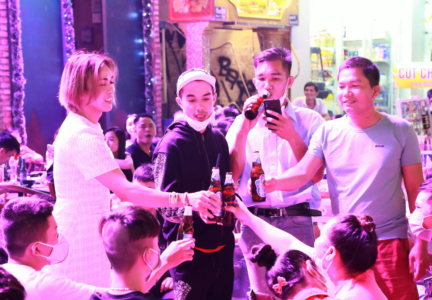 Bạn bè, đồng nghiệp nâng ly mừng năm mới.