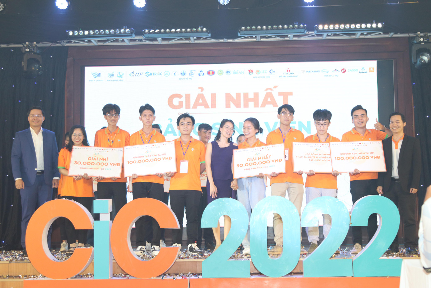 Ban tổ chức trao giải Nhất và Nhì bảng Sinh viên cho hai đội thi xuất sắc nhất. Ảnh: Như Việt