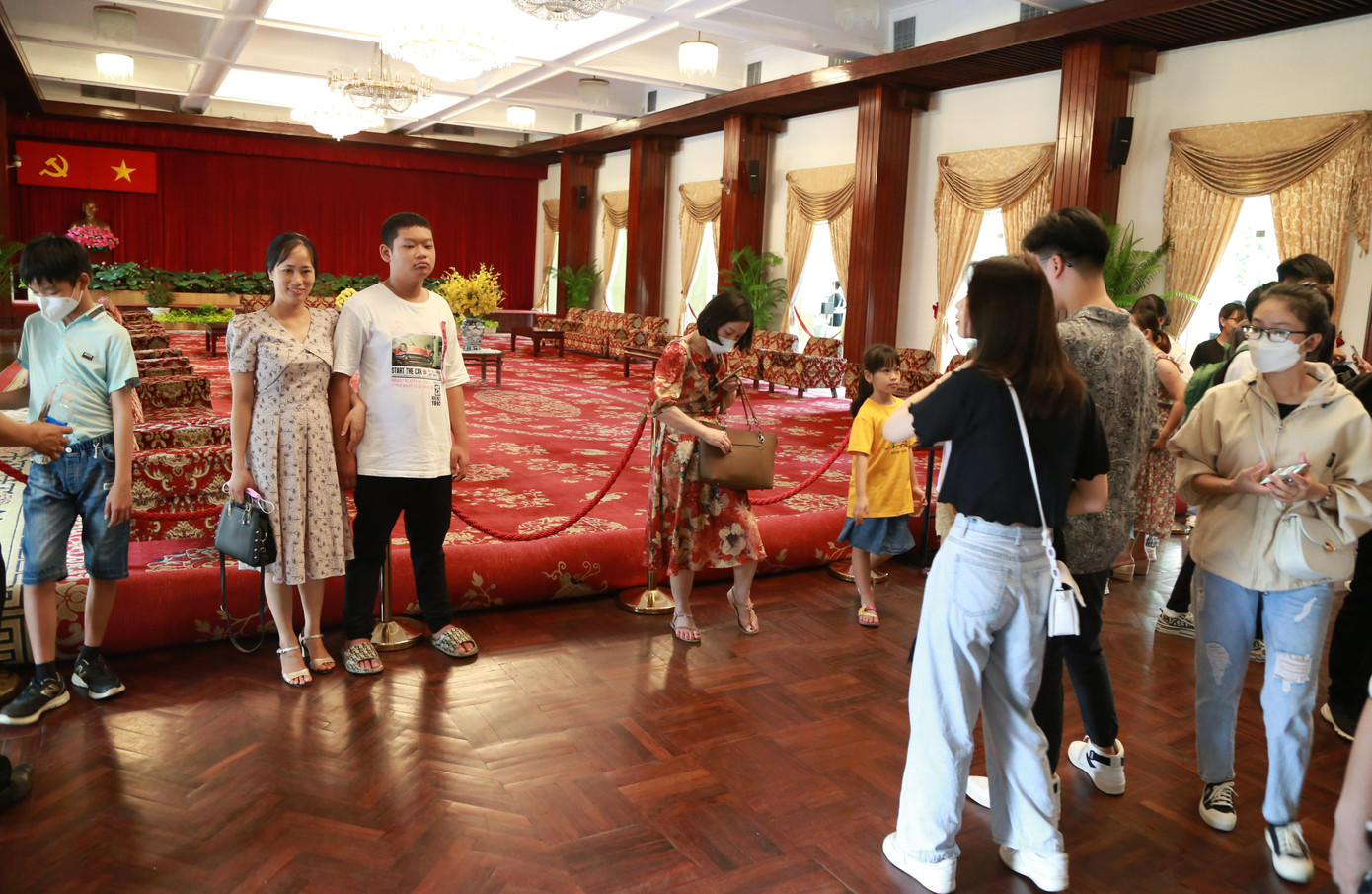 Nhiều bạn trẻ "check-in" tại các không gian đặc biệt trong Dinh Độc Lập. Nhiều bạn trẻ "check-in" tại các không gian đặc biệt trong Dinh Độc Lập.